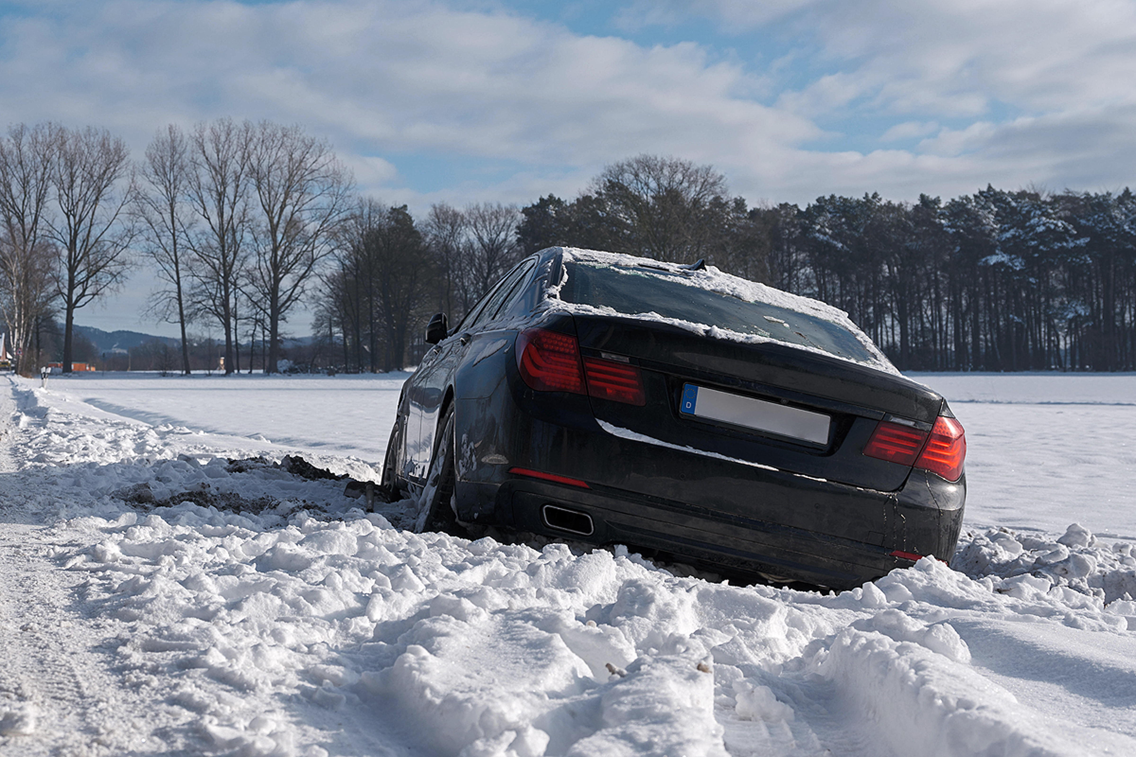 Im Schnee feststecken: Diese Lösung hat jeder im Auto! - AUTO BILD