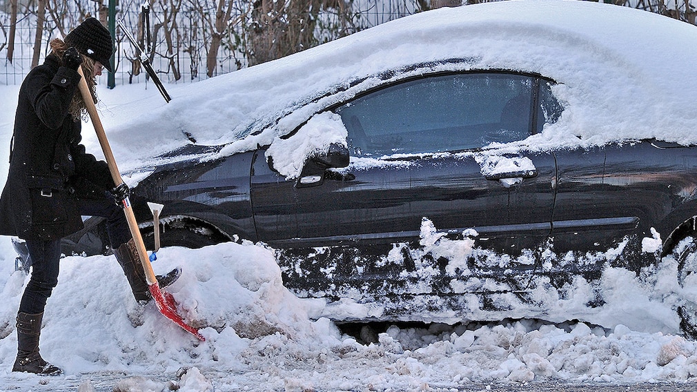 Mit der Schaufel in der Hand befreit eine junge Frau auf dem Chemnitzer Kaﬂberg ihr Auto vom Schnee, Foto vom Samstag (18.12.2010). Für die kommende Woche sagen die Meteorologen wechselhaftes Wetter mit Regen und Schnee voraus, so dass eine Chance 