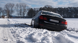 Auto im Schnee festgefahren - Unfall 