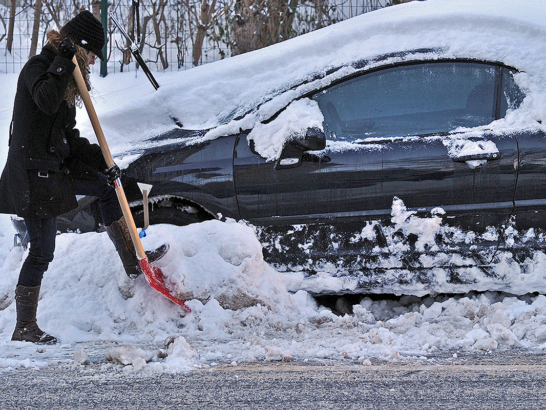 Auto im Schnee festgefahren? - Tipps für schnelle Hilfe, Uniroyal