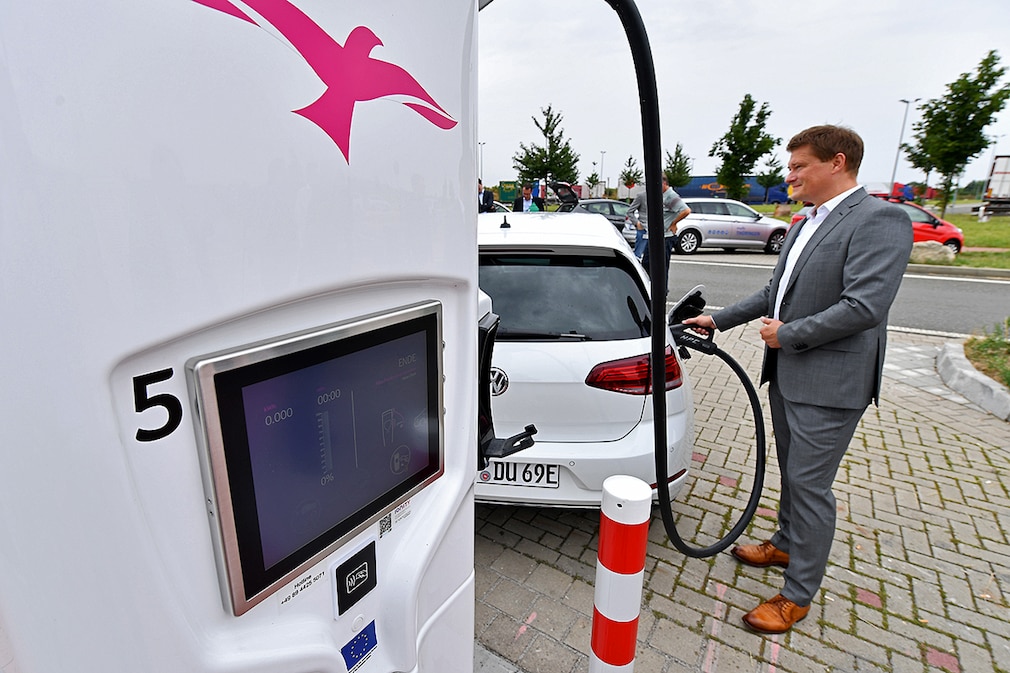 Elektro Ladesäule - Inbetriebnahme eines Superschnell-Ladeparks