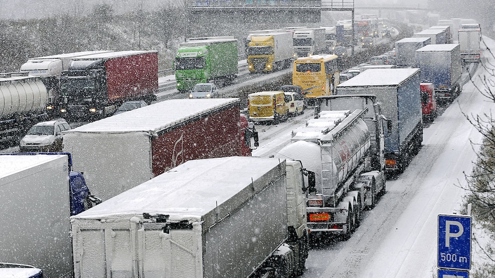 Verkehrschaos auf den Autobahnen durch Wintereinbruch