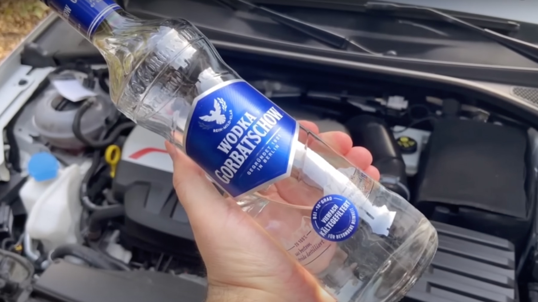 Scheibenreiniger: Wodka als Frostschutz – ein schlechter Tipp - AUTO BILD