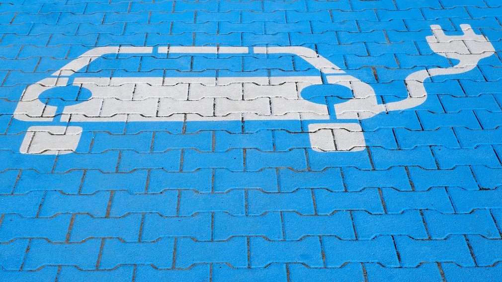 Piktogramm auf Parkplatz für Elektrofahrzeuge