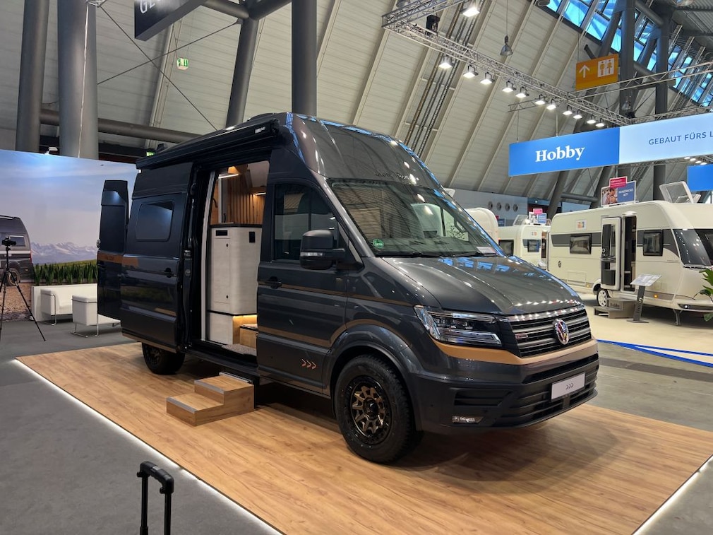 Globe Traveller Falcon