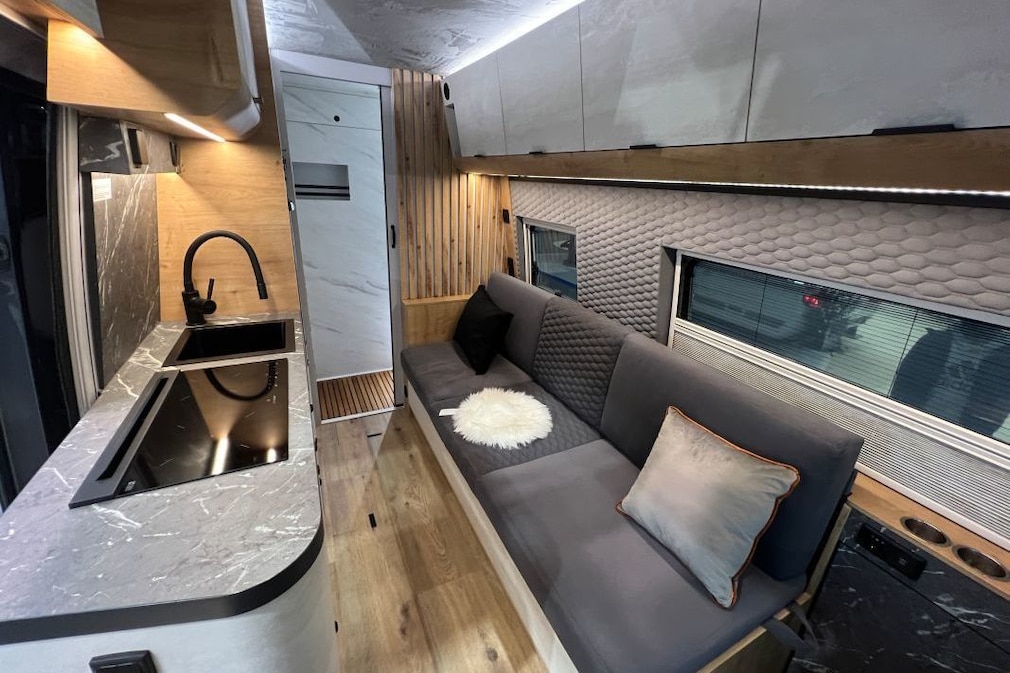 Globe Traveller Falcon