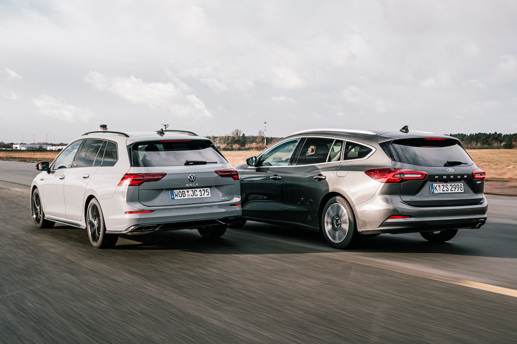 Ford Focus Turnier 1.0 EcoBoost Hybrid VW Golf Variant 1.5 eTSI DSG Ford Focus Turnier 1.0 EcoBoost Hybrid VW Golf Variant 1.5 eTSI DSG