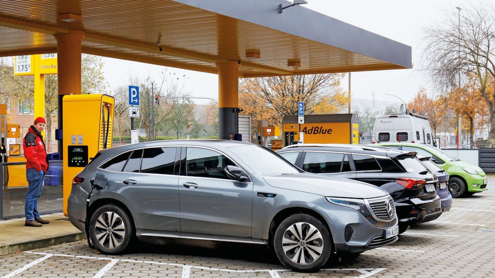 Ladesäulen an einer Tankstelle Ladesäulen an einer Tankstelle