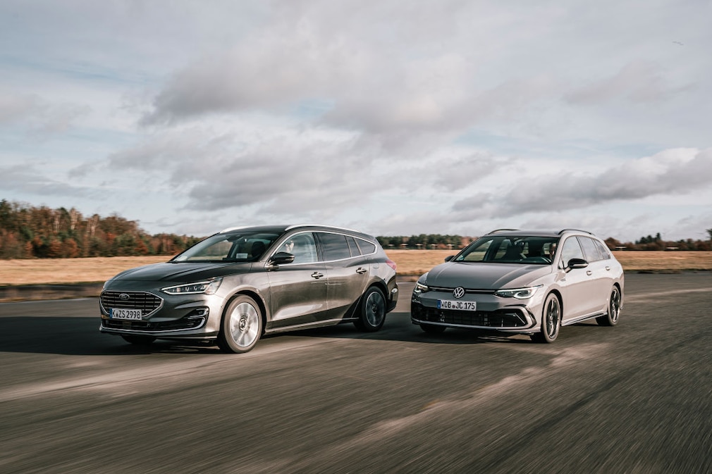 Ford Focus Turnier Hybrid und VW Golf Variant 1.5 eTSI