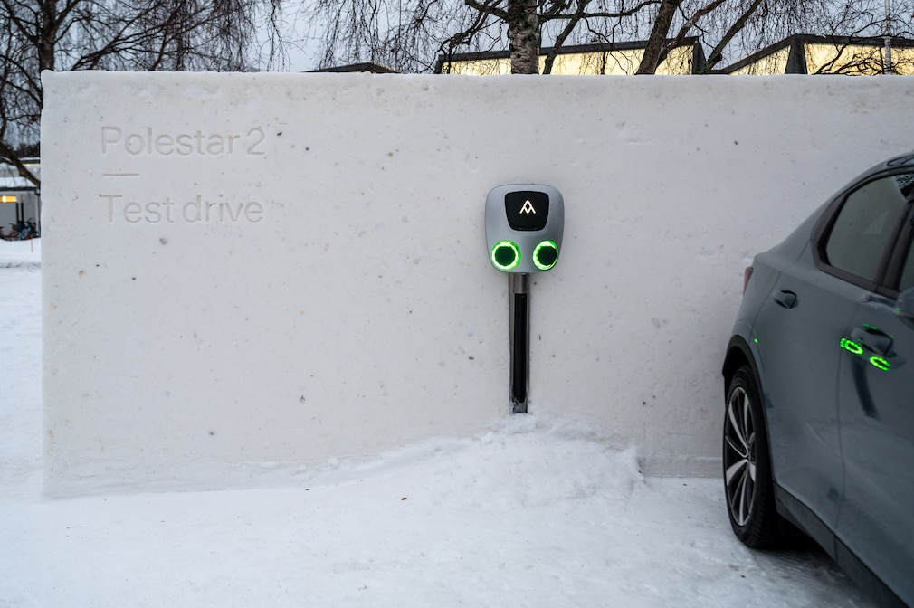 Polestar-Showroom aus Schnee in Rovaniemi