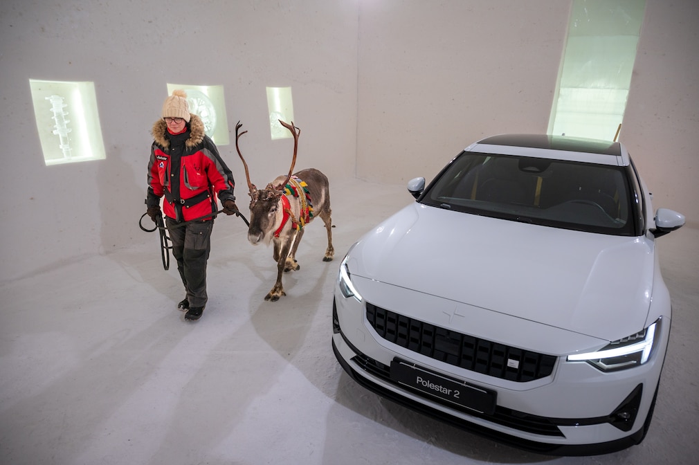 Polestar-Showroom aus Schnee in Rovaniemi