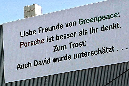 Gegenplakate als Antwort: Porsche geht die Sache eher locker an.