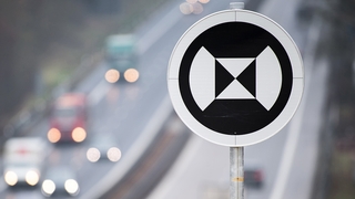 Ein Verkehrsschild für autonome Fahrzeuge. Die schwarz-weißen Schilder dienen als Orientierungspunkte für automatisch fahrende Autos und werden zunächst rund um das Autobahndreieck Holledau am Fahrbahnrand der A9 und der A93 aufgestellt