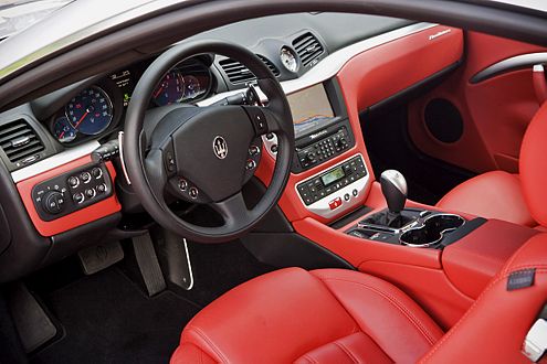 Keine billigen Kompromisse: Das Cockpit ist top verarbeitet.