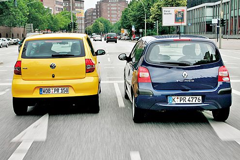 Die 55 (Fox) und 58 PS (Twingo) haben mit den Eintonnern liebe Mühe.