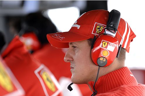 Schumi blickt skeptisch. Er musste den Pokal an Ron Dennis übergeben.