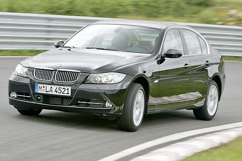 Der BMW tritt als 335i mit 3-Liter-Biturbo an.