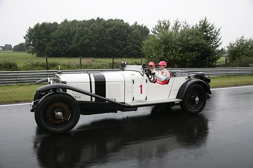 Hamilton und Alonso im Mercedes-Benz S, dem Sieger-Auto von 1927.
