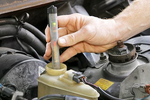 Wenn Bremsflüssigkeit zu alt ist, kann es Probleme geben: also wechseln.