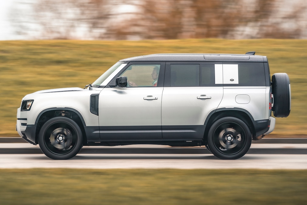 Land Rover Defender P400e
