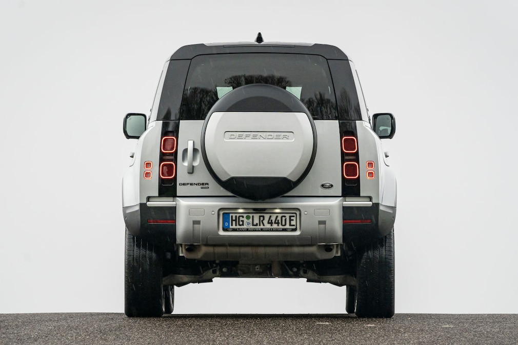 Land Rover Defender P400e