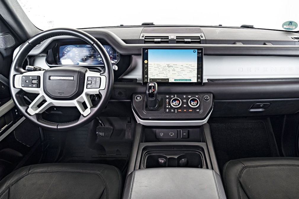 Land Rover Defender P400e