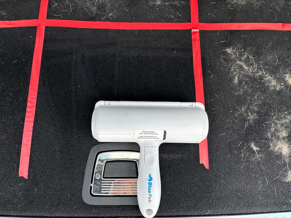 Testsituation: ein Tierhaarentferner liegt auf der damit gereinigten Testfläche, alle weiteren verunreinigt.