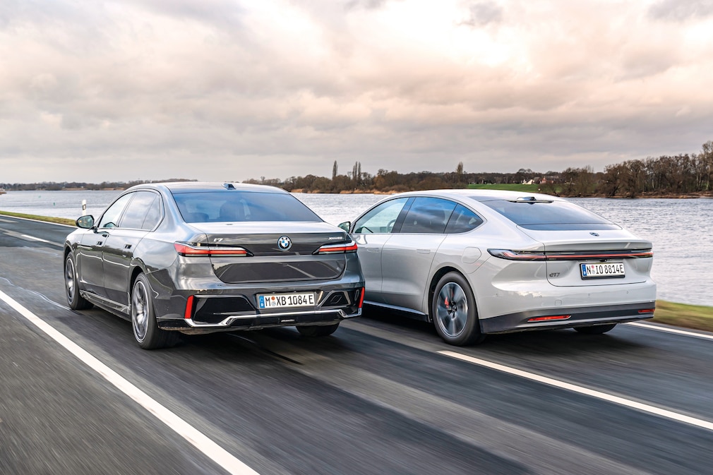 BMW i7 xDrive60 Nio ET7 (100 kWh) BMW i7 xDrive60 Nio ET7 (100 kWh)