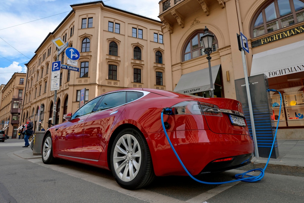Tesla Model S in Maximilianstraße in Munich