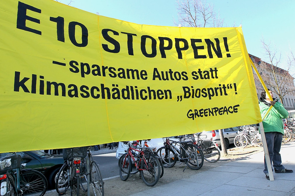 Greenpeace-Demonstranten stehen am Dienstag (08.03.2011) mit einem Transparent zu Beginn des "Benzin-Gipfels" vor dem Bundeswirtschaftsministerium in Berlin