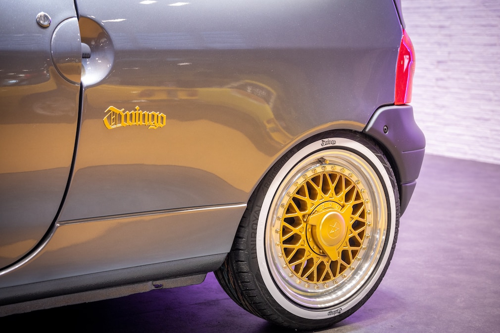 Twingo mit goldenen Felgen