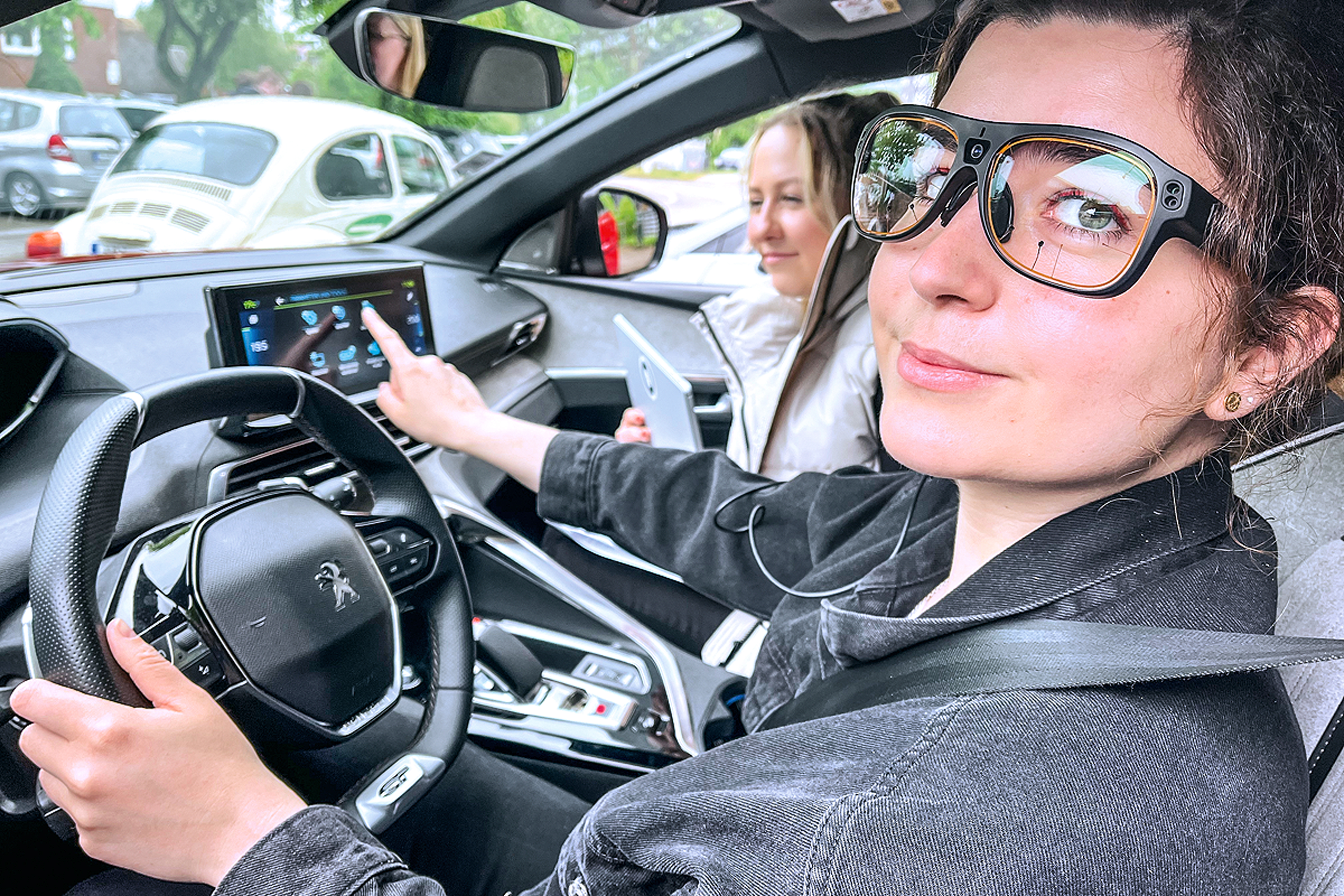 Ablenkung im Auto: So gefährlich können Touchscreens sein - AUTO BILD