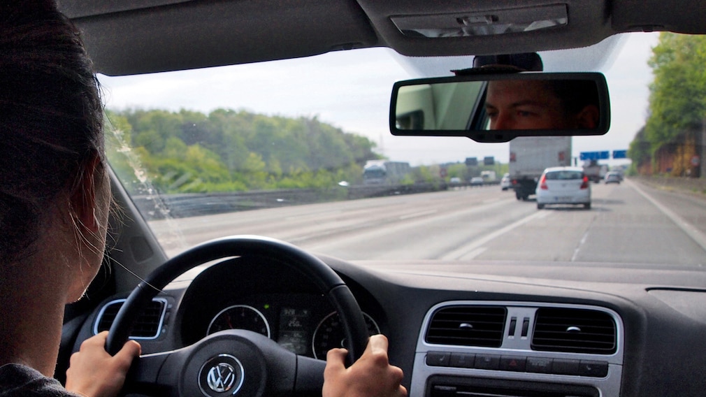 Beschleunigungsstreifen auf der Autobahn Beschleunigungsstreifen auf der Autobahn