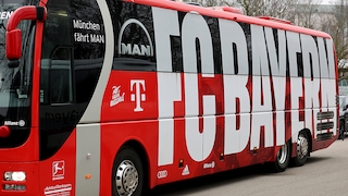 Mannschaftsbus des FC Bayern München mit Schriftzug