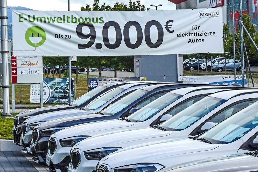 Händler mit Hinweis auf E-Umweltbonus bis 9000 Euro beim Kauf eines Elektroautos