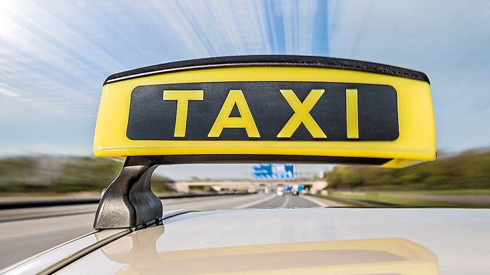 Warnsignal am Taxi In diesem Fall sollte man die Polizei rufen AUTO BILD Warnsignal am Taxi In diesem Fall sollte man die Polizei rufen AUTO BILD