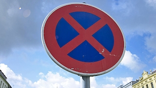 Totales Halteverbot Schild auf einem Parkplatz in der Altstadt von Görlitz