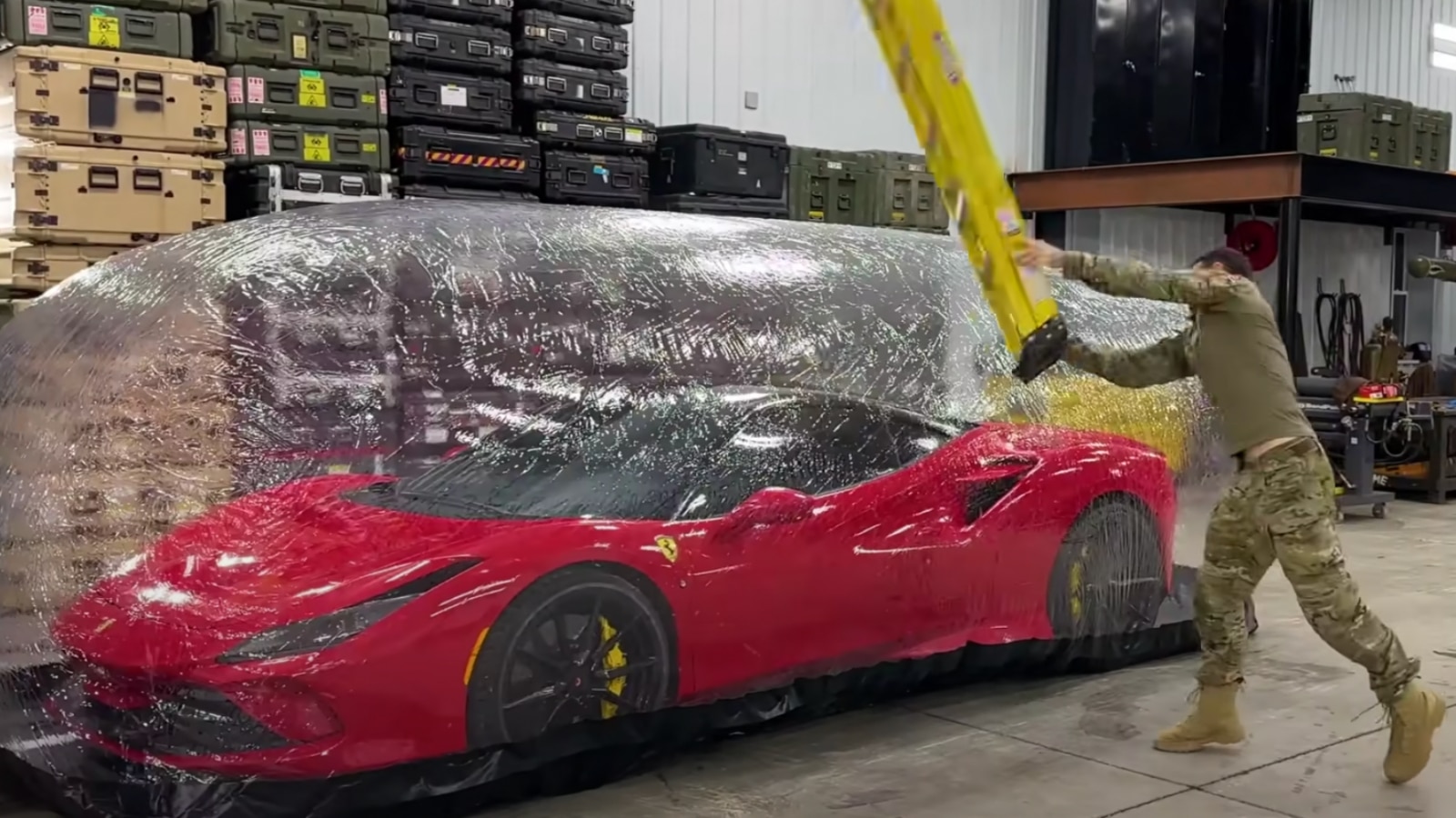 Youtuber kauft Ferrari für 400.000 Dollar, um ihn zu zerstören - AUTO BILD