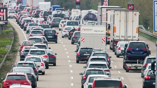 Stau auf der A7 an einer Baustelle