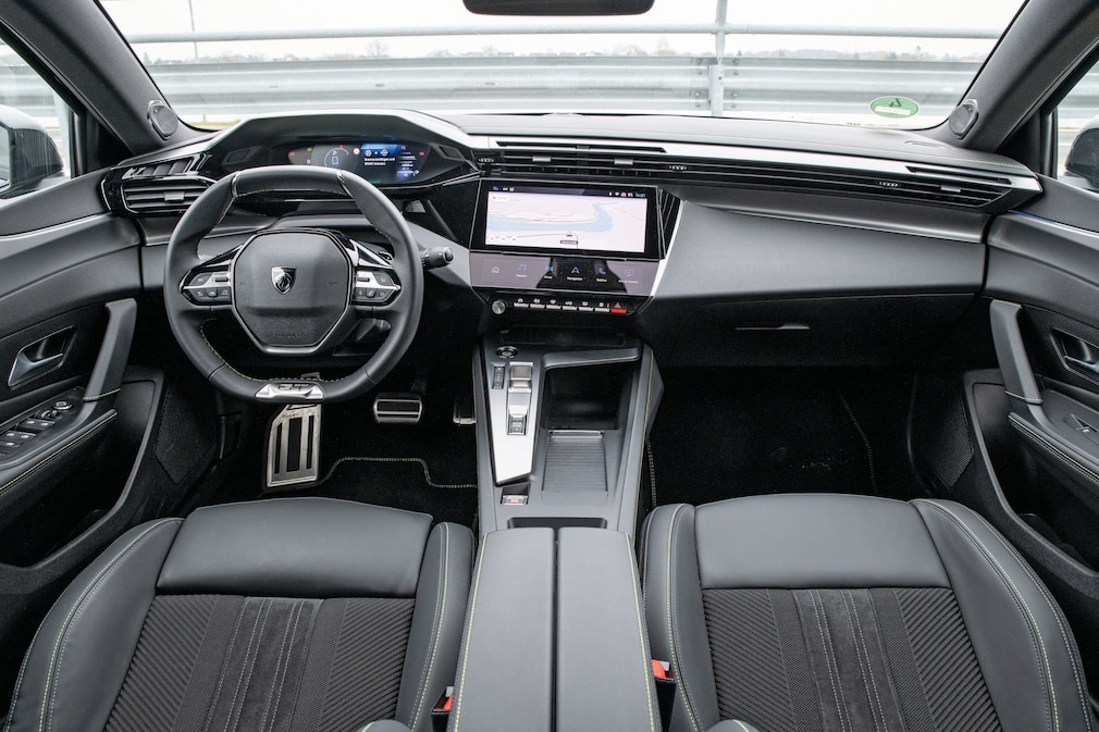 Peugeot 408 Plug-in-Hybrid 225