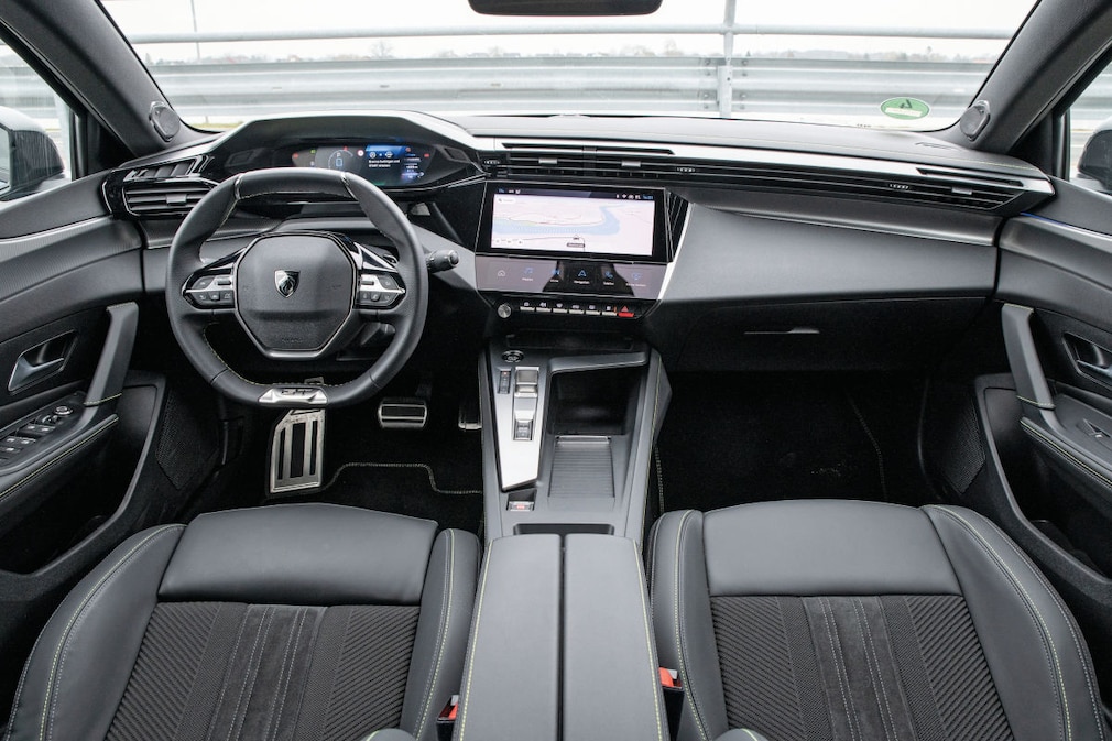 Peugeot 408 Plug-in-Hybrid 225