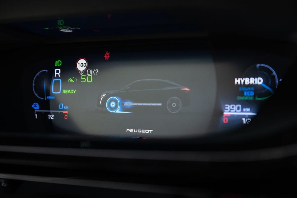 Peugeot 408 Plug-in-Hybrid 225