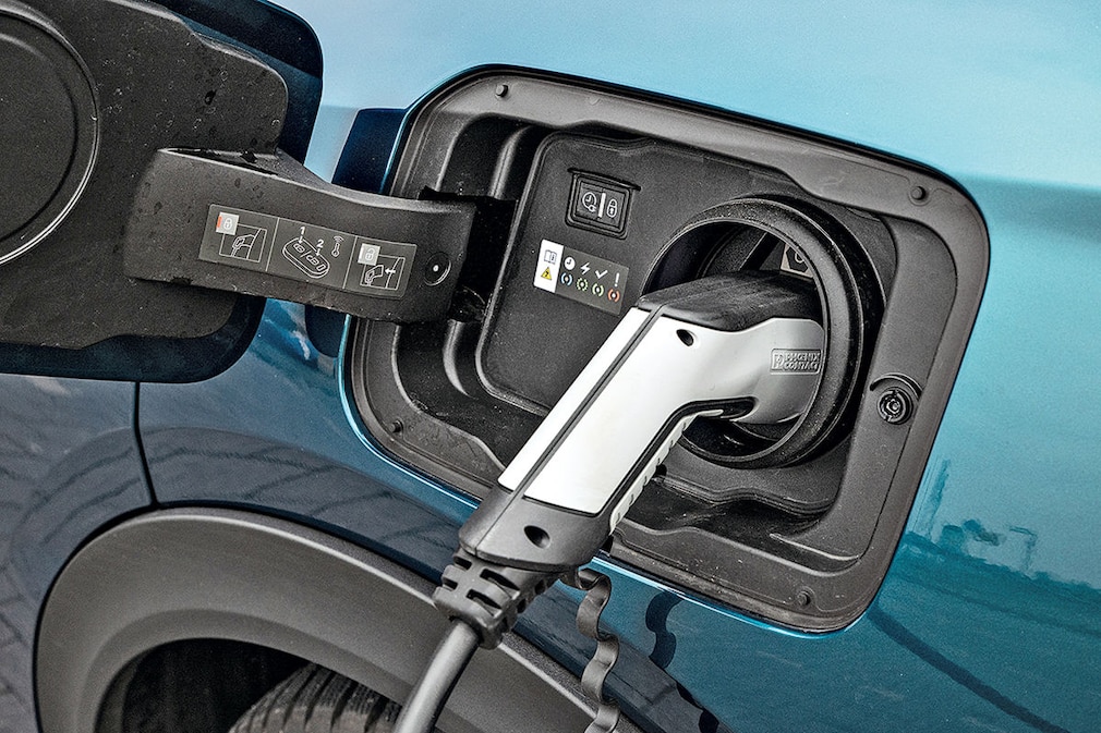 Peugeot 408 Plug-in-Hybrid 225