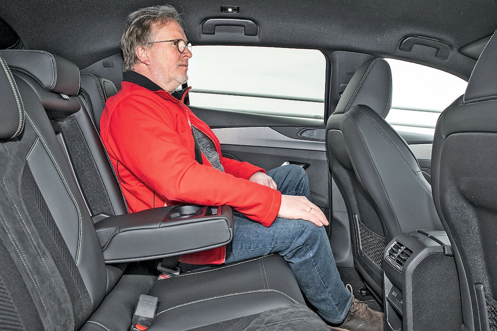 Peugeot 408 Plug-in-Hybrid 225
