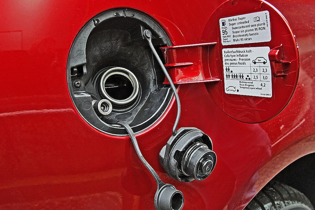 Halterung fuer Tankdeckel in der Tankklappe - Basisfahrzeuge 