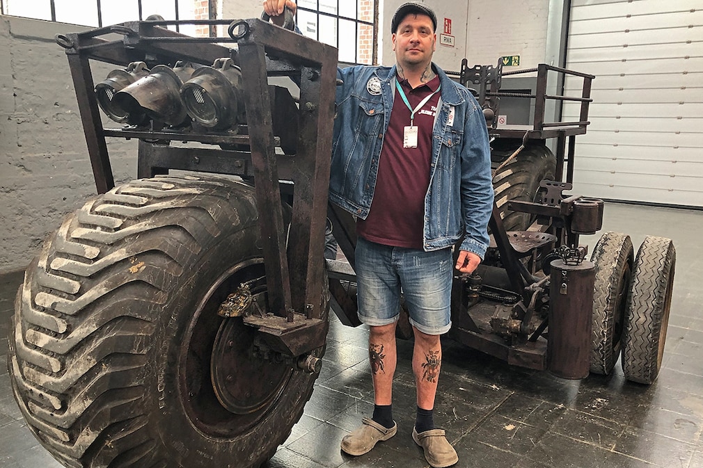 Das schwerste Fahrrad der Welt wird auf der Messe Cyclingworld präsentiert. Tüftler S. Beutler aus Sachsen-Anhalt hat das 2,18 Tonnen schwere Gefährt in Eigenarbeit geschaffen.