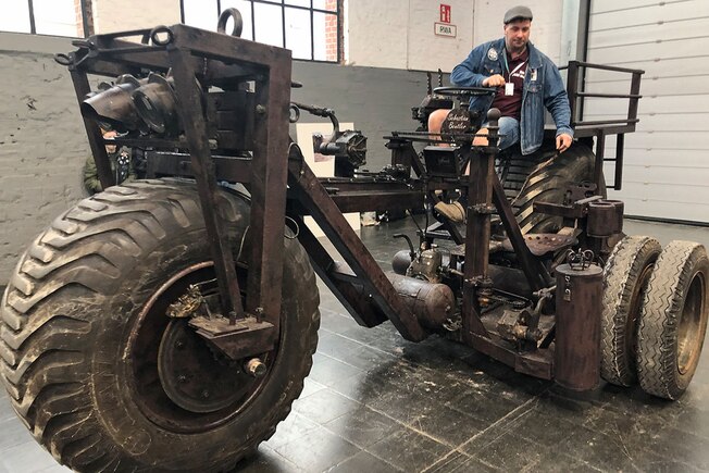 Das schwerste Fahrrad der Welt wird auf der Messe Cyclingworld präsentiert. Tüftler S. Beutler aus Sachsen-Anhalt hat das 2,18 Tonnen schwere Gefährt in Eigenarbeit geschaffen. 