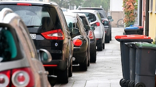 Parken auf dem Gehweg - Fußgänger