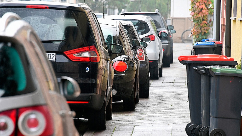 Parken auf dem Gehweg - Fußgänger Parken auf dem Gehweg - Fußgänger
