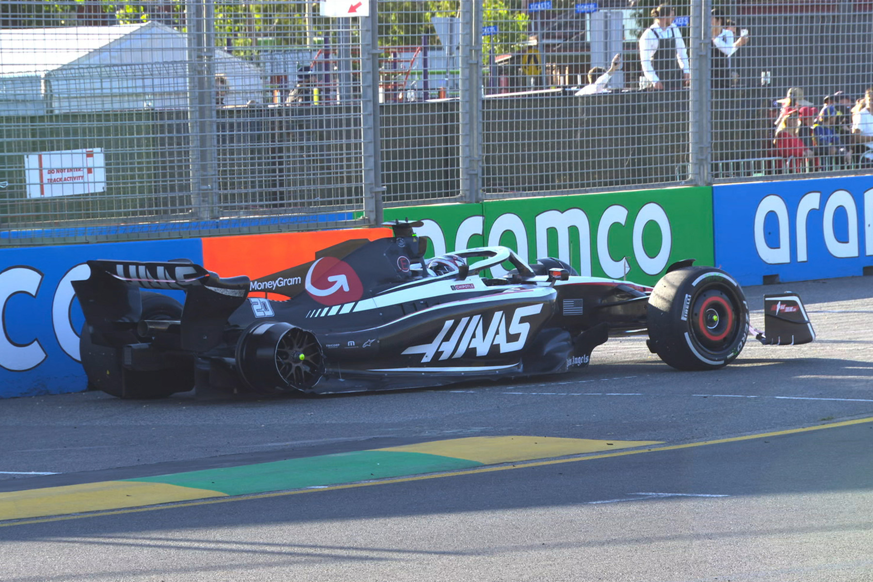 Formel 1 - Nach Magnussen-Crash Fan von Trümmerteil getroffen